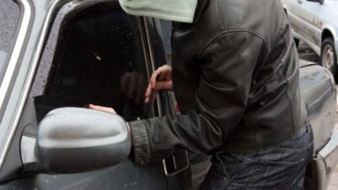 Maşın oğurlamaqda şübhəli bilinən şəxs saxlanıldı