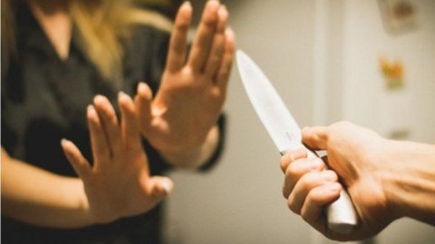 Gəncədə ər arvadını bıçaqladı
