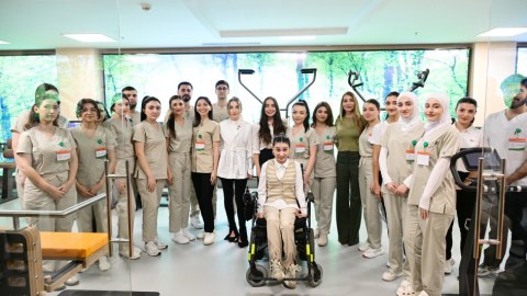 Prezidentin qızları və gəlini Yeni Klinikada - FOTO