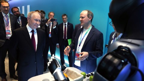 Robot Putin üçün rəqs etdi - VİDEO