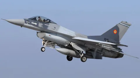 Rumıniya F-16 qırıcılarını havaya qaldırdı