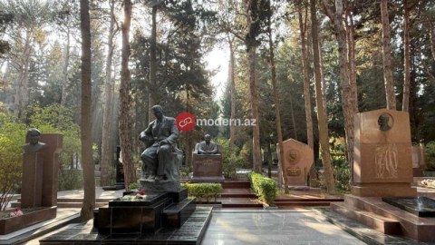 Üzeyir bəyin yanındakı boş yer qardaşı Ceyhun Hacıbəyliyə saxlanmışdı...
