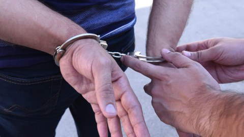 Pul, qızıl və avtomobil ehtiyat hissələri oğurlayan şəxs saxlanıldı