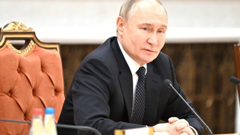 Putin Qırğızıstana gedib