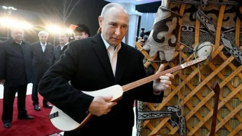 Putin komuz çaldı - GÖRÜNTÜ