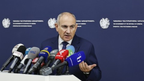 Paşinyan yenidən Baş nazir postuna namizədliyini irəli sürdü