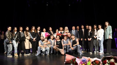 Tələbələrə Gəncə Dövlət Milli Dram Teatrının səhnəsində tamaşa nümayiş olundu