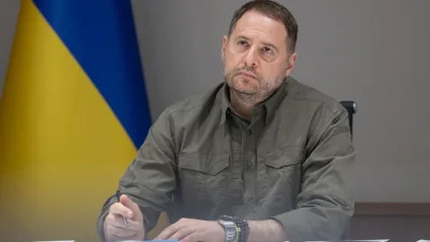 Zelenskinin "sağ əli" istefa verdi