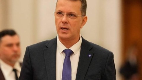 Bu ölkədə müdafiə naziri istefa verdi