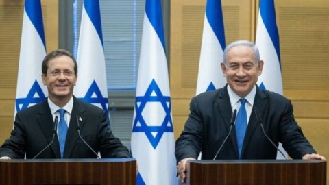 Netanyahu İsrail prezidentindən əfv istədi