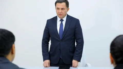 Yeni nazir müavinini kollektivə o təqdim etdi
