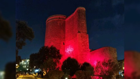 Qız Qalasındakı qırmızı işığın səbəbi açıqlandı - FOTO