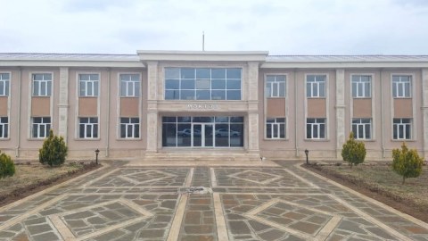 Direktorun vəzifəyə qayıtmasına etiraz edən müəllimlər&nbsp;TƏNBEH EDİLDİ