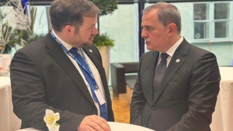 Ceyhun Bayramov britaniyalı nazirlə bir arada