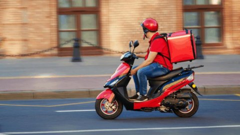Dəbilqə taxmadan moped sürənlər&nbsp;cərimələnəcək