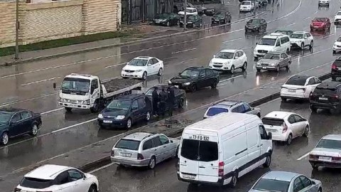 Yağışla bağlı bu&nbsp;yollarda tıxac var -&nbsp;SİYAHI