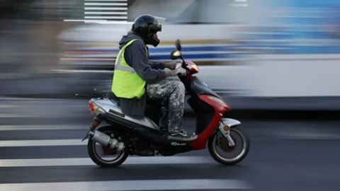 Oğurladığı mopedi satmaq istədi, polis yaxaladı