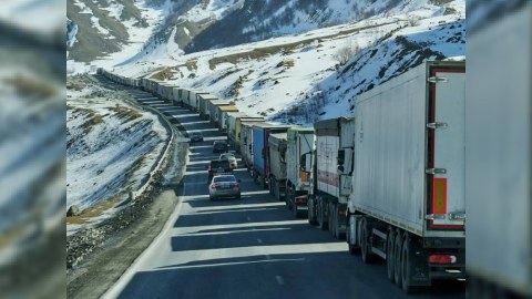 &ldquo;Yuxarı Lars&rdquo; yolu bağlandı: Ermənistan maşınları sərhəddə qaldı