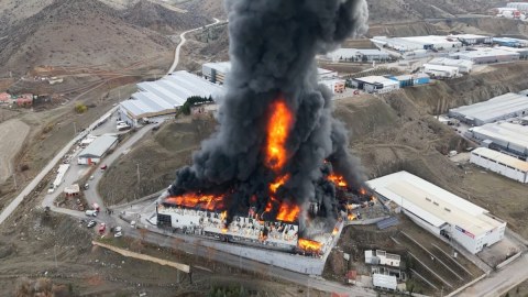 Türkiyədə fabrik yanır