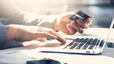 Anasının bank kartından oğurluq edib arvadına göndərən şəxs TUTULDU