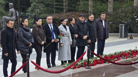 DMX yanında İctimai Şuranın üzvləri Ulu öndərin xatirəsini anıb