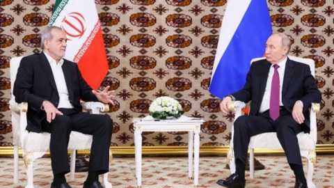 Putinlə Pezeşkian Azərbaycandan keçəcək dəmir yolunu&nbsp;müzakirə edib