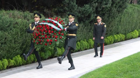Dövlət Agentliyinin şəxsi heyəti Fəxri xiyabanda - FOTOLAR