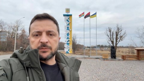 Zelenski ağır döyüşlərin getdiyi&nbsp;Kupyanskda - FOTO