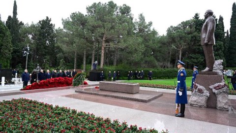 Konstitusiya Məhkəməsinin kollektivi Fəxri xiyabanda...
