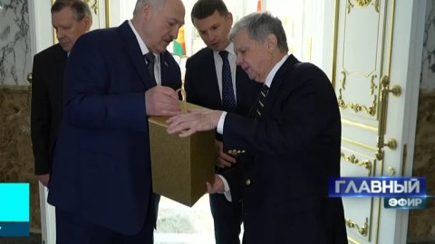 Lukaşenko Trampın ailəsinə nə hədiyyə edib?