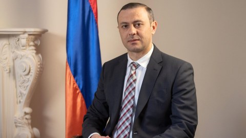 Armen Qriqoryan Londona gedir