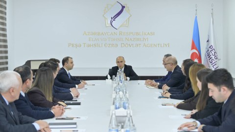 Nazir yeni direktoru kollektivə təqdim etdi