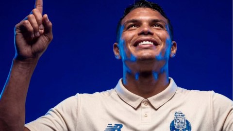 Məşhur futbolçu 41 yaşında transfer olundu