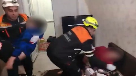 Xırdalanda evdən 3 nəfər huşsuz vəziyyətdə tapıldı - VİDEO