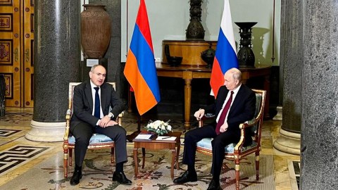 Putin Paşinyanla görüşdü
