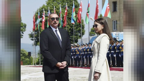 Birinci xanım İlham Əliyevi təbrik etdi