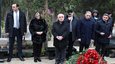 Baş nazir təyyarə qəzasında həlak olanların&nbsp;məzarlarını ziyarət etdi