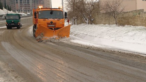 Yollar qardan təmizlənir,&nbsp;duz-qum səpən maşınlar işə salındı