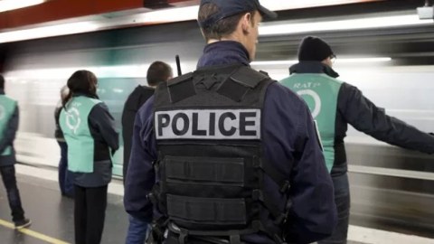 Paris metrosunda bıçaqlı hücum -&nbsp; üç qadın yaralandı