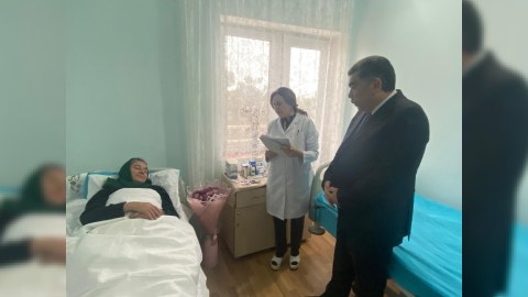 İcra başçısı şəhid anasını və qaziləri xəstəxanada&nbsp;ziyarət etdi - FOTO