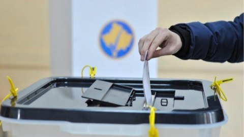 Kosovoda növbədənkənar parlament seçkiləri - Səsvermə keçirilir