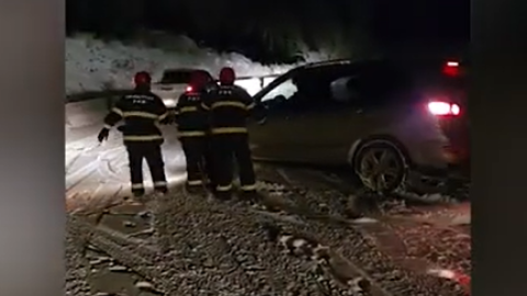 Şuşada yolu buz bağladı -&nbsp;Maşında köməksiz qalanlar belə xilas edildi (VİDEO)