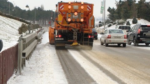 Yollar qar və buzdan təmizlənir -&nbsp;VİDEO