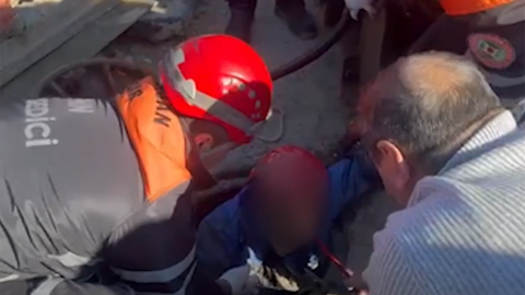 Bakıda kanalizasiya quyusuna yıxılan şəxs belə çıxarıldı -&nbsp;VİDEO