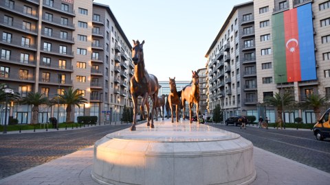 Bakının mərkəzində &ldquo;Qarabağ atları&rdquo; - FOTO