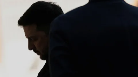Zelenski Donbasla bağlı referenduma RAZIDIR