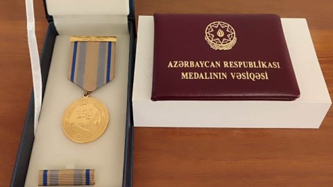 Jurnalistlərə verilən yubiley medalı - Qızıl suyuna çəkilmiş bürüncdür