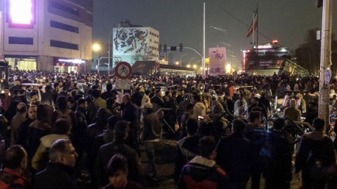 İranda vəziyyət gərginləşdi - Polisə hücum edildi