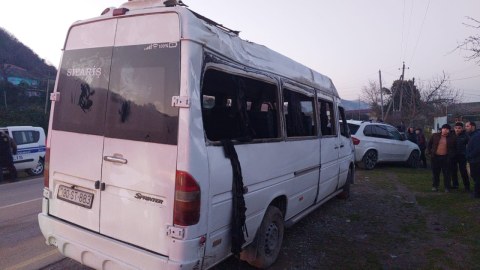 Mikroavtobus dirəyə çırpıldı - 2 nəfər öldü