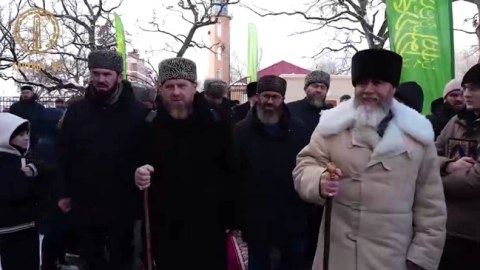 Kadırov əsa ilə gəzir - GÖRÜNTÜ